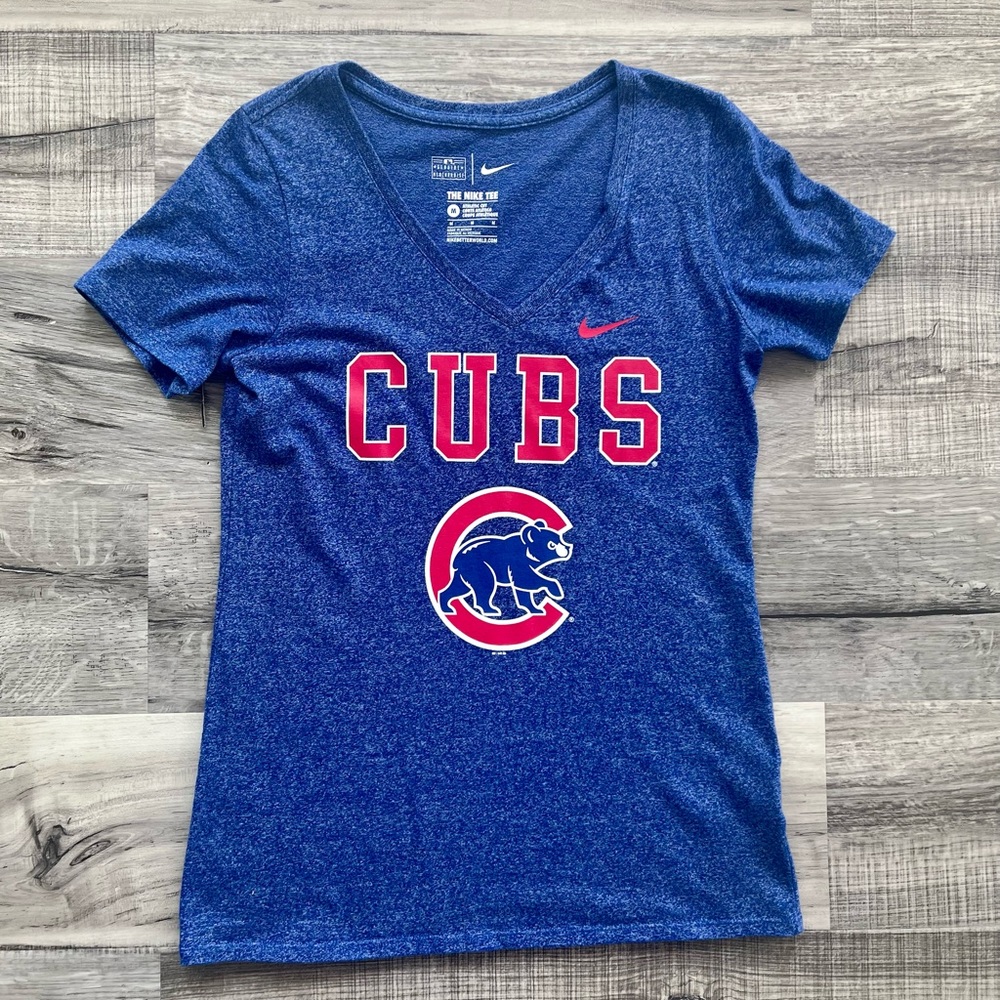 Nike Women's Medium V-Neck Chicago Cubs T-Shirt
